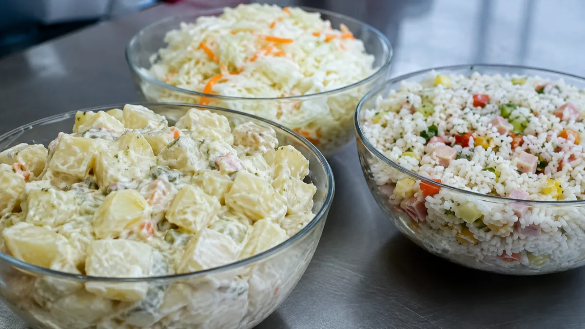 Salades composées traiteur présentées dans des bols en verre
